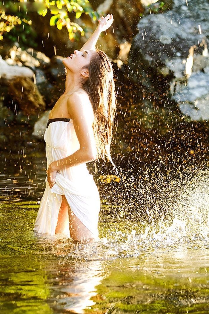 Marie Avgeropoulos in Sendai